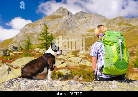 Frau mit Hund Boston Terrier in Alpen-Trail Wandern Stockfoto