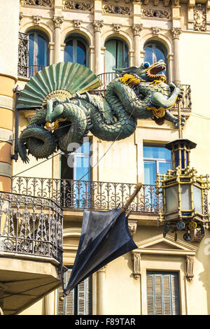 Detail der Casa Bruno Cuadros oder Casa Dels Paraigues in Barcelona. Dieses malerische neunzehnten Jahrhundert-Gebäude ist eines der am Stockfoto