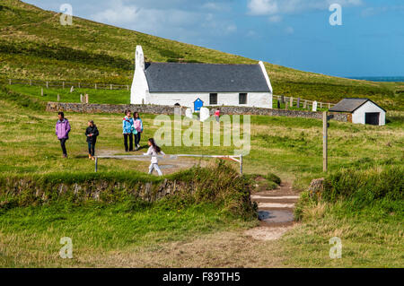 MWNT Kirche auf dem Ceredigion oder Cardiganshire Küste im Westen von Wales, mit Besuchern Stockfoto