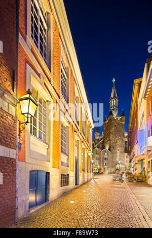 Neben das Couven-Museum und das Rommelsgasse, das alte Rathaus von Aachen, Deutschland mit blauen Nachthimmel anzeigen Aufgenommen mit einer Stockfoto