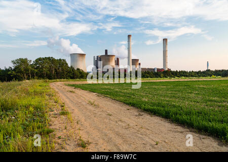 Eine große Kohle-Kraftwerk hinter einem Hügel mit einem Feldweg in Richtung es. Stockfoto