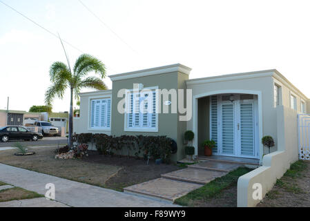 Urbanizacion La Fe ". Mittelklasse-Haus in der Stadt von Juana Diaz, Puerto Rico. US-Territorium. Karibik-Insel. Stockfoto