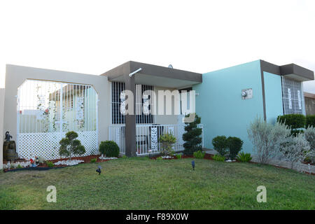 Urbanizacion La Fe ". Mittelklasse-Haus in der Stadt von Juana Diaz, Puerto Rico. US-Territorium. Karibik-Insel. Stockfoto