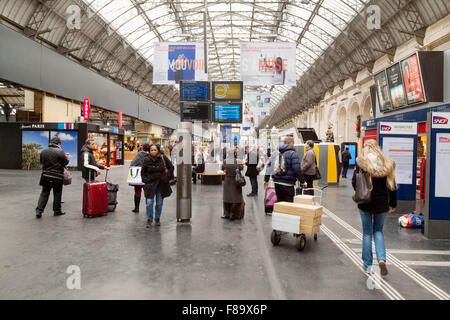 Passagiere auf dem Zusammentreffen, Bahnhof Gare de L'Est, Paris, France Europe zu trainieren Stockfoto