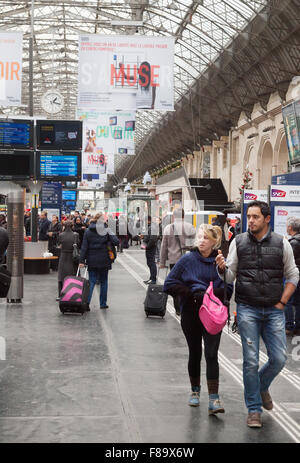 Passagiere auf dem Zusammentreffen Gare de L'Est, Paris Frankreich Europa Stockfoto