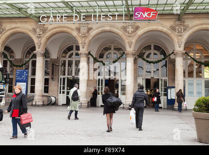 Einreisende in die Gare de L'Est Bahnhof, Paris Frankreich Europa Stockfoto