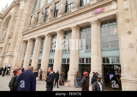 Personen außerhalb der Gare du Nord Bahnhof, Paris Frankreich Europa Stockfoto