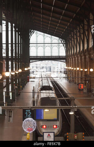 Ein SNCF-Zug warten am Bahnsteig, Bahnhof Gare du Nord, Paris Frankreich Europa Stockfoto
