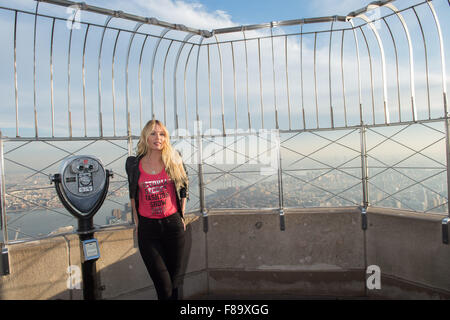 New York, NY, USA. 7. Dezember 2015. Victoria's Secret-Model CANDICE SWANEPOEL besucht das Empire State Building, Montag, 7. Dezember 2015. Bildnachweis: Bryan Smith/ZUMA Draht/Alamy Live-Nachrichten Stockfoto