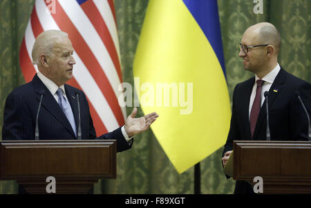 7. Dezember 2015 - flankiert während er spricht US-Vizepräsident Joe Biden (L) Gesten von ukrainische Ministerpräsidentin Arseniy Yatsenyuk, wie sie eine Aussage über die Ergebnisse der Gespräche in Kiew liefern. Bildnachweis: Swoboda Stepanov/ZUMA Draht/Alamy Live-Nachrichten Stockfoto