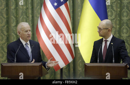 7. Dezember 2015 - flankiert während er spricht US-Vizepräsident Joe Biden (L) Gesten von ukrainische Ministerpräsidentin Arseniy Yatsenyuk, wie sie eine Aussage über die Ergebnisse der Gespräche in Kiew liefern. Bildnachweis: Swoboda Stepanov/ZUMA Draht/Alamy Live-Nachrichten Stockfoto