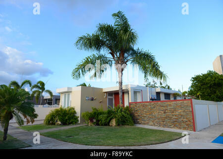 Urbanizacion La Fe ". Mittelklasse-Haus in der Stadt von Juana Diaz, Puerto Rico. US-Territorium. Karibik-Insel. Stockfoto