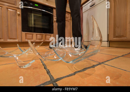 Reste Haufen Glasscherben am Boden nach Unfall und Pyrex Glasschüssel aus nassen Händen gerutscht umgestoßen landete auf Boden Stockfoto