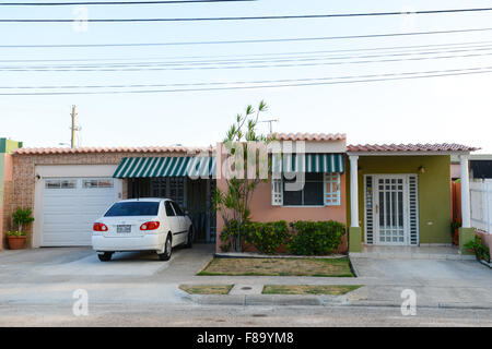 Urbanizacion La Fe ". Häuser der mittleren bis niedrigen Klasse in der Stadt von Juana Diaz, Puerto Rico. US-Territorium. Karibik-Insel. Stockfoto