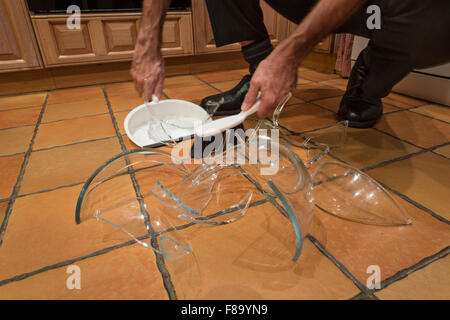 Reste Haufen Glasscherben am Boden nach Unfall und Pyrex Glasschüssel aus nassen Händen gerutscht umgestoßen landete auf Boden Stockfoto