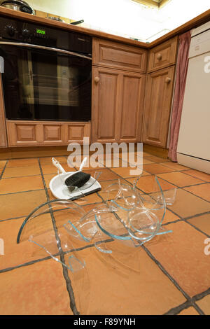 Reste Haufen Glasscherben am Boden nach Unfall und Pyrex Glasschüssel aus nassen Händen gerutscht umgestoßen landete auf Boden Stockfoto