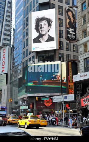 Chuck Close und Edward Hopper Bilder wirken auf digitale Anzeigetafeln in New Yorker Times Square während der Veranstaltung Kunst überall. Stockfoto