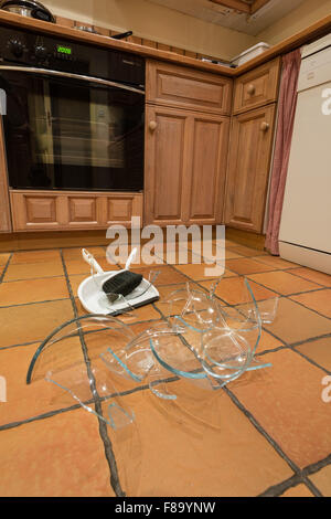 Reste Haufen Glasscherben am Boden nach Unfall und Pyrex Glasschüssel aus nassen Händen gerutscht umgestoßen landete auf Boden Stockfoto