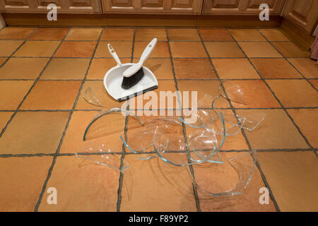 Reste Haufen Glasscherben am Boden nach Unfall und Pyrex Glasschüssel aus nassen Händen gerutscht umgestoßen landete auf Boden Stockfoto