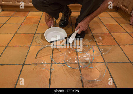 Reste Haufen Glasscherben am Boden nach Unfall und Pyrex Glasschüssel aus nassen Händen gerutscht umgestoßen landete auf Boden Stockfoto