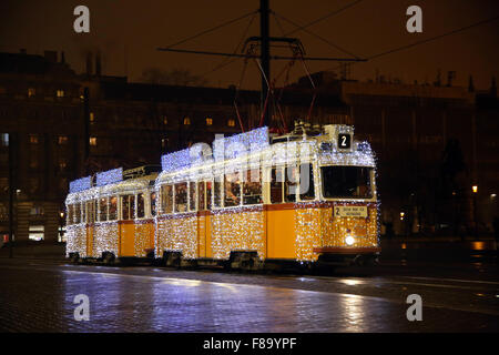 Spezielle Weihnachts-Straßenbahn mit festlichen Lichtern in Budapest Ungarn Stockfoto