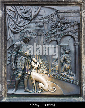 Messing-Relief des Hl. Johannes von Nepomuk auf der Karlsbrücke in Prag Stockfoto