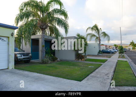 Urbanizacion La Fe ". Häuser der mittleren bis niedrigen Klasse in der Stadt von Juana Diaz, Puerto Rico. US-Territorium. Karibik-Insel. Stockfoto