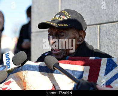 Washington, DC, USA. 7. Dezember 2015. Veteranen des zweiten Weltkriegs Frank Levingston, wer geglaubt wird, um die älteste sein Leben WWII Veteran auf 110 Jahre alt, spricht zu den Medien während der Zeremonie zum 74. Jahrestag des Angriffs auf Pearl Harbor, an der National World War II Memorial in Washington, DC, USA, 7. Dezember 2015. Bildnachweis: Bao Dandan/Xinhua/Alamy Live-Nachrichten Stockfoto