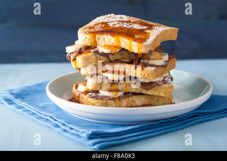 Französischer Toast mit Bananen Schokolade Soße und Karamell für Frühstück Stockfoto