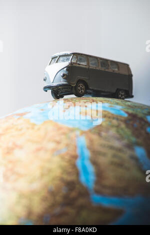 Oldtimer VW-Bus auf der ganzen Welt. Miniatur-Konzept Stockfoto