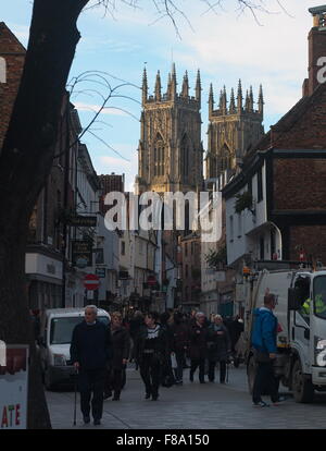 Weihnachts-Einkäufer auf Low Petergate, York Minster darüber hinaus. Stockfoto