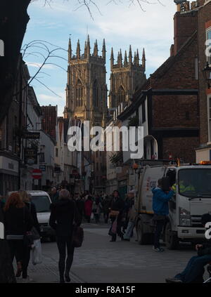 Weihnachts-Einkäufer auf Low Petergate, York Minster darüber hinaus. Stockfoto