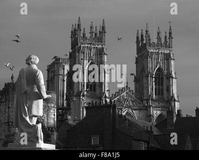 Das York Minster vom Exhibition Square aus über die Dächer mit der Statue des Künstlers William Etty im Vordergrund. Stockfoto