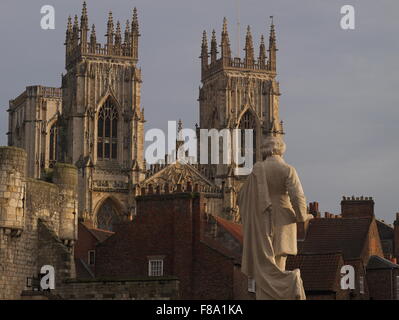 Das York Minster vom Exhibition Square aus über die Dächer mit der Statue des Künstlers William Etty im Vordergrund. Stockfoto