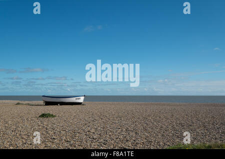 Weißen hölzernen Fischerboot auf dem Kiesstrand vor blauem Himmel in Aldeburgh Suffolk England Stockfoto