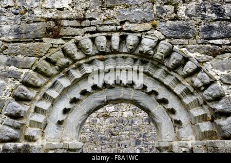 Romanische Tür am Dysert Kirche, umgeben von einer Bestellung von 12 Menschenköpfen Corofin, County Clare Irland Stockfoto