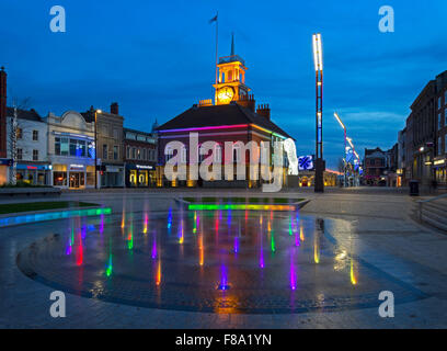 Einen Blick in der Abenddämmerung zu Weihnachten des Rathauses auf der High Street in Stockton on Tees durch die beleuchteten Springbrunnen zu sehen Stockfoto