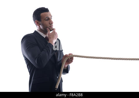 Business-Mann ziehen und Bindung gebunden mit Seil Konzept isoliert auf weißem Hintergrund im studio Stockfoto