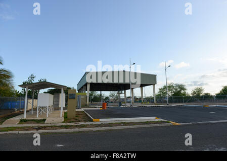 Basketball-Gericht und Mail-Boxen im Urbanizacion Erweiterung La Fe. Juana Diaz, Puerto Rico. Karibik-Insel. Territorium der USA. Stockfoto