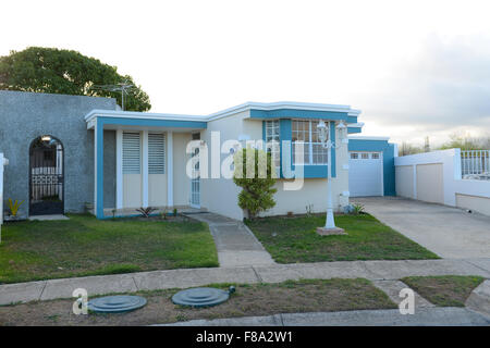 Urbanizacion La Fe ". Häuser der mittleren bis niedrigen Klasse in der Stadt von Juana Diaz, Puerto Rico. US-Territorium. Karibik-Insel. Stockfoto