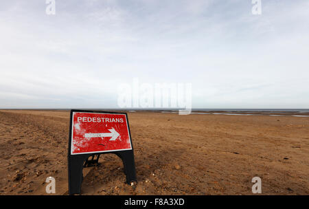 "Fußgänger" Schild an einem einsamen Strand in Norfolk. Stockfoto