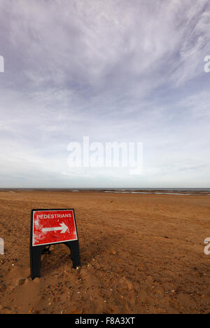 "Fußgänger" Schild an einem einsamen Strand in Norfolk. Stockfoto