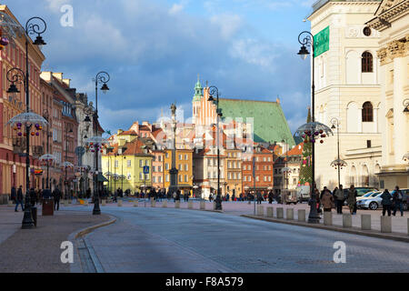 Krakowskie Przedmiescie und Schlossplatz im Winter in der Warschauer Altstadt, Polen Stockfoto