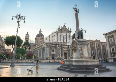 Piazza del Duomo, Catania, Blick auf die Kathedrale von Catania (Kathedrale) mit seinem berühmten Elefanten Brunnen (Fontana dell'Elefante) in der Nähe der Piazza, Sizilien Stockfoto