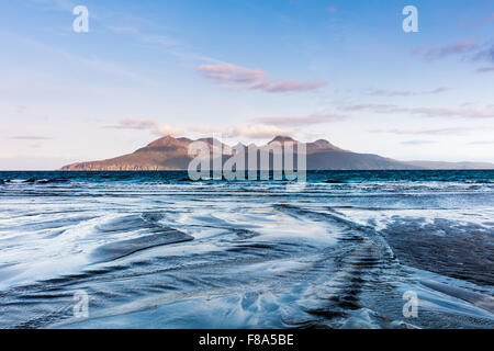 Mit Blick auf Rum Cullin Mountains, Laig Bay, Eigg, kleinen Inseln, Inneren Hebriden, Schottland. Stockfoto