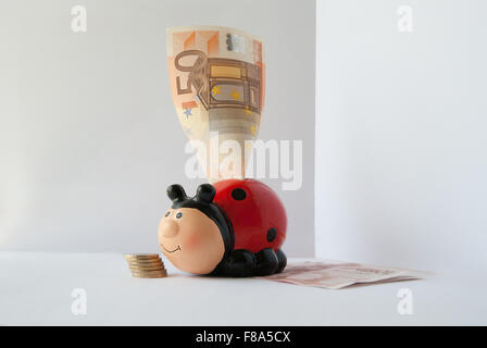 Sparschwein für Geld in Form von roten Marienkäfer Stockfoto