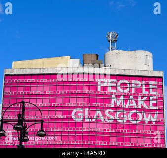 Die alte Glasgow College von Gebäude und Druck gerade weg von George Square in Glasgow mit Menschen machen Glasgow banner Fassade Stockfoto