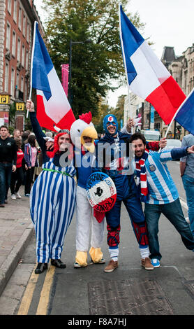 Cardiff, Wales, 17. Oktober 2015. Französischen Fans versammeln sich vor dem Millennium Stadium während ihrer Spieltag. Stockfoto