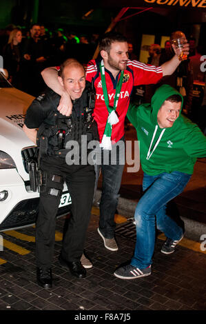 Cardiff, Wales, 17. Oktober 2015. Die Polizei waren beschäftigt mit den Horden von Fans, aber sie bei Laune gehalten. Stockfoto