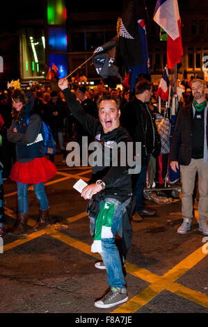 Cardiff, Wales, 17. Oktober 2015. Ein Anhänger der All Blacks ist eine Hommage an die legendären Haka in den Straßen von Cardiff. Stockfoto